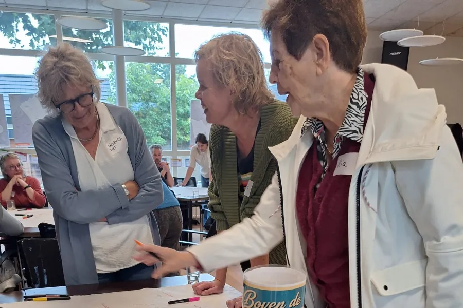 Buurtbewoners, vrijwilligers en professionals in buurtcentrum de Schuilhoek