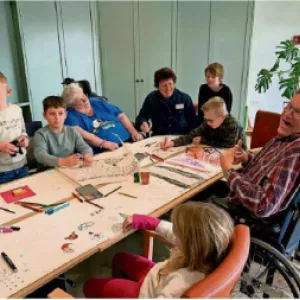Dirk Weeshoff tussen de kinderen. Foto: Mitzie Meijerhof