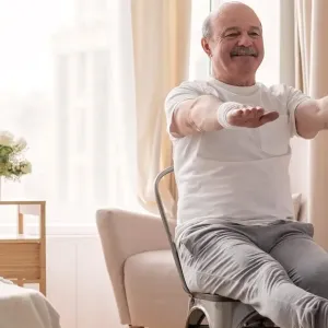 oudere man doet oefeningen valpreventie