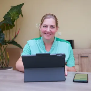 medewerker met laptop verwijzers