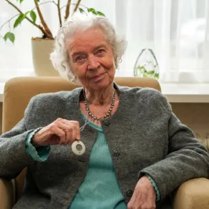 Client met halssnoer voor personenalarmering om