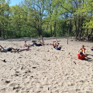 Mensen die sporten in de duinen