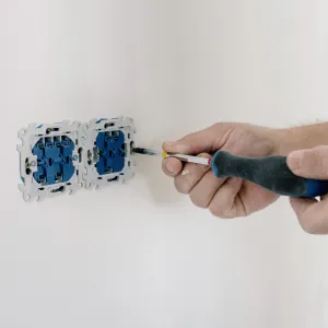 elektricien sleutelt aan stopcontact