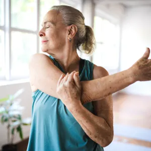 Vrouw die stretcht - thuis sporten.png