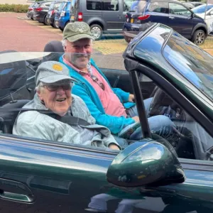 Cabrio rijden bij ViVa! De Loet: een bewoner en vrijwilliger