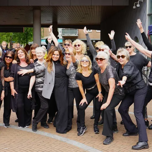Dames senioren dansles poseren voor foto