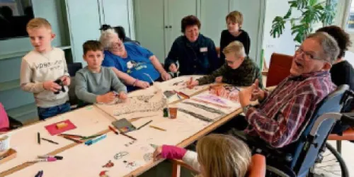 Dirk Weeshoff tussen de kinderen. Foto: Mitzie Meijerhof