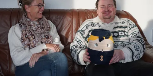 Martin is blij met de hulp van zorgrobotje Tessa.