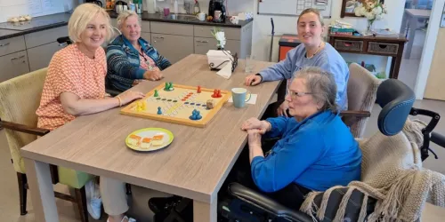 Mantelzorgers helpen in de huiskamer bij ViVa! Elsanta