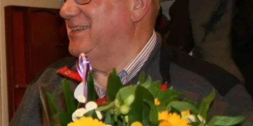 vrijwilliger met bloemen