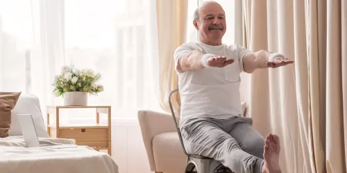 oudere man doet oefeningen valpreventie