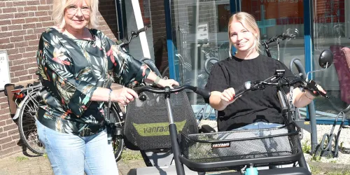 Vrijwilligerscoordinator Sita en Melanie bij fiets