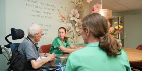 Medewerkers en client bij Hospice Westerhof Meerstate