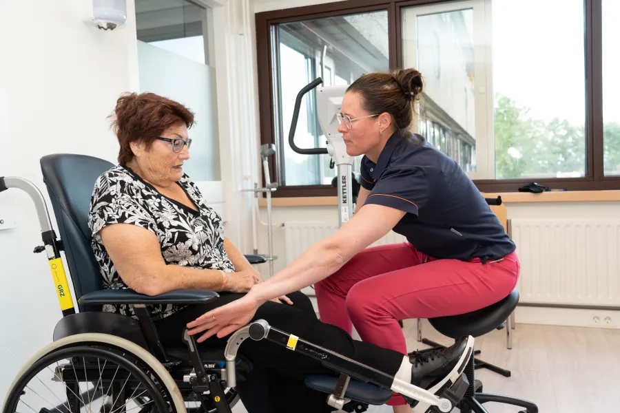Fystiotherapeut Anneke Apeldoorn aan het werk