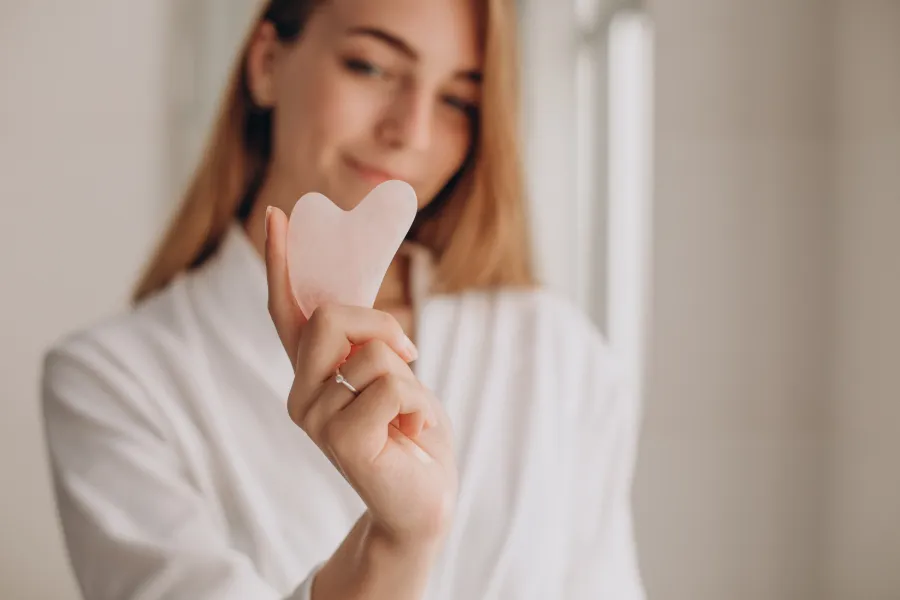 Medewerker houdt roze hart in haar hand