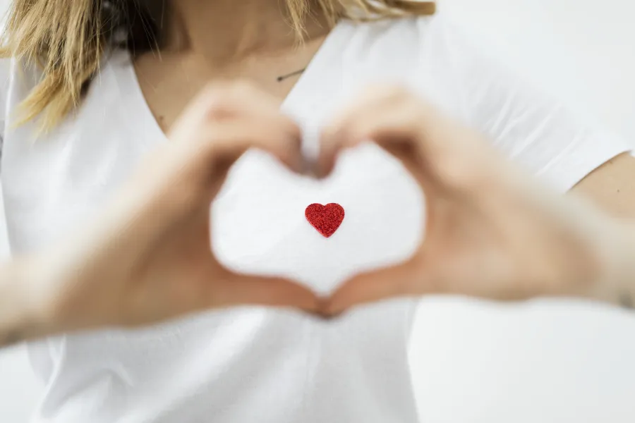 Vrouw vormt met haar handen een hart