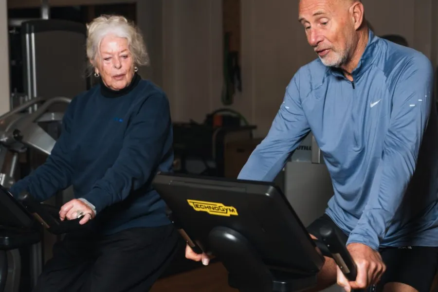 twee senioren op fietsen