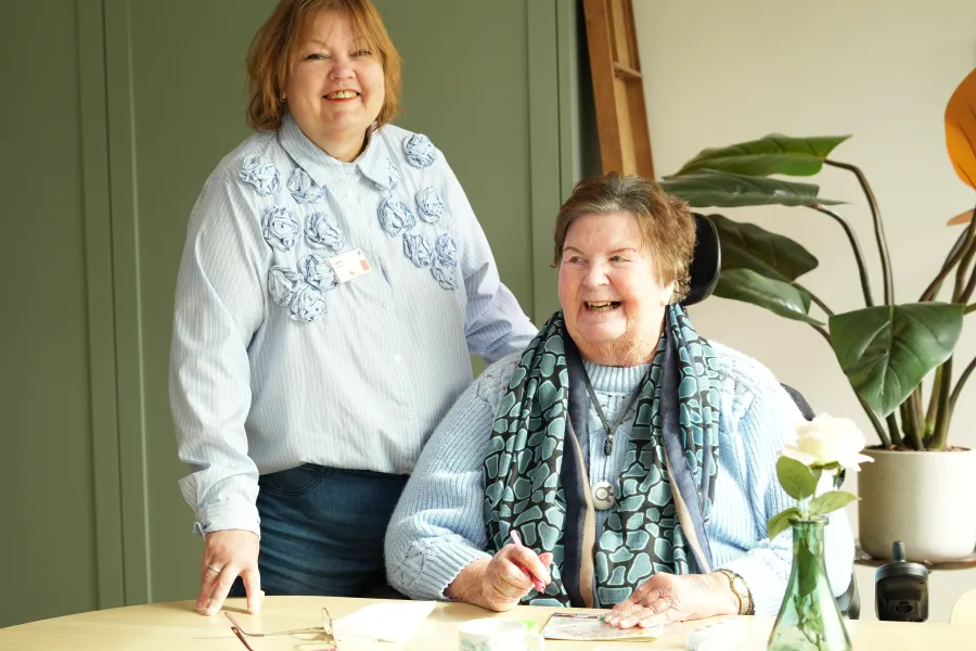 vrijwilliger met bewoner