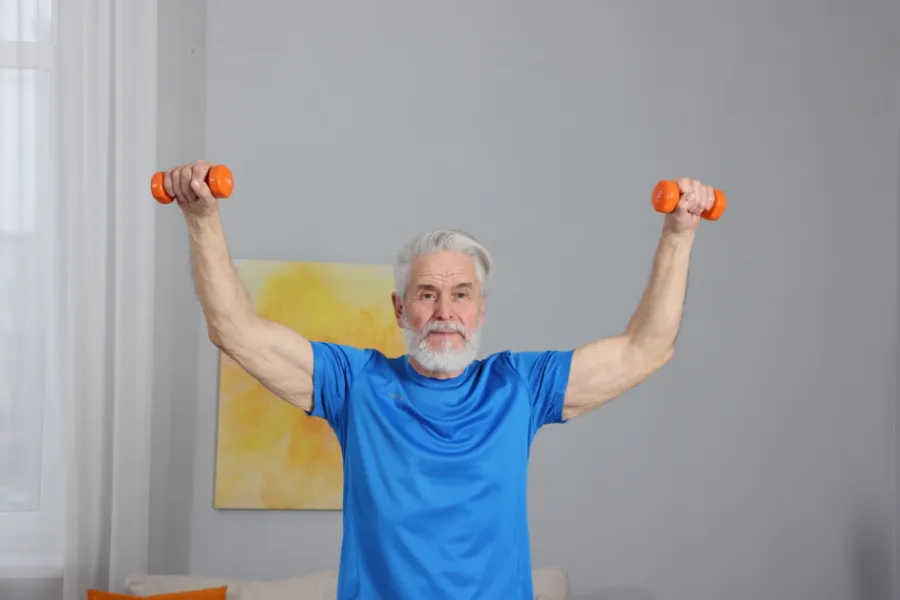 Man die twee dumbels in de lucht houdt - thuis sporten.png