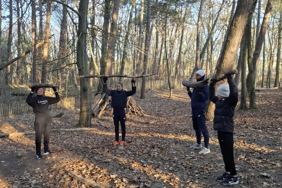 Mensen die in de duinen sporten