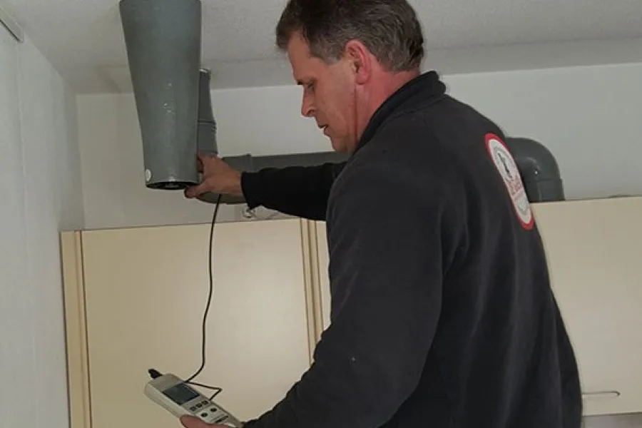 het-inregelen-van-de-ventielen-na-het-schoonmaken-van-het-mechanische-ventilatie-systeem.jpg