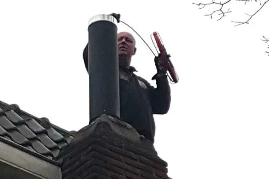 Man die de schoorsteen veegt