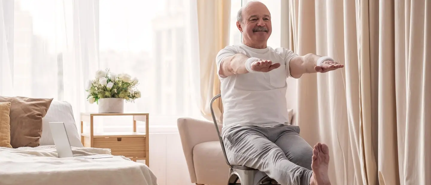 oudere man doet oefeningen valpreventie