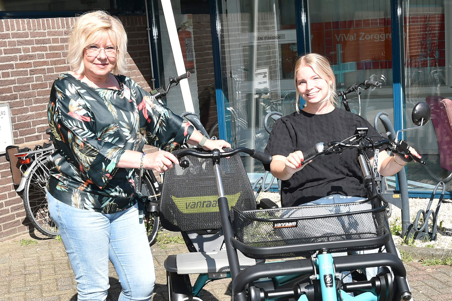 Vrijwilligerscoordinator Sita en Melanie bij fiets