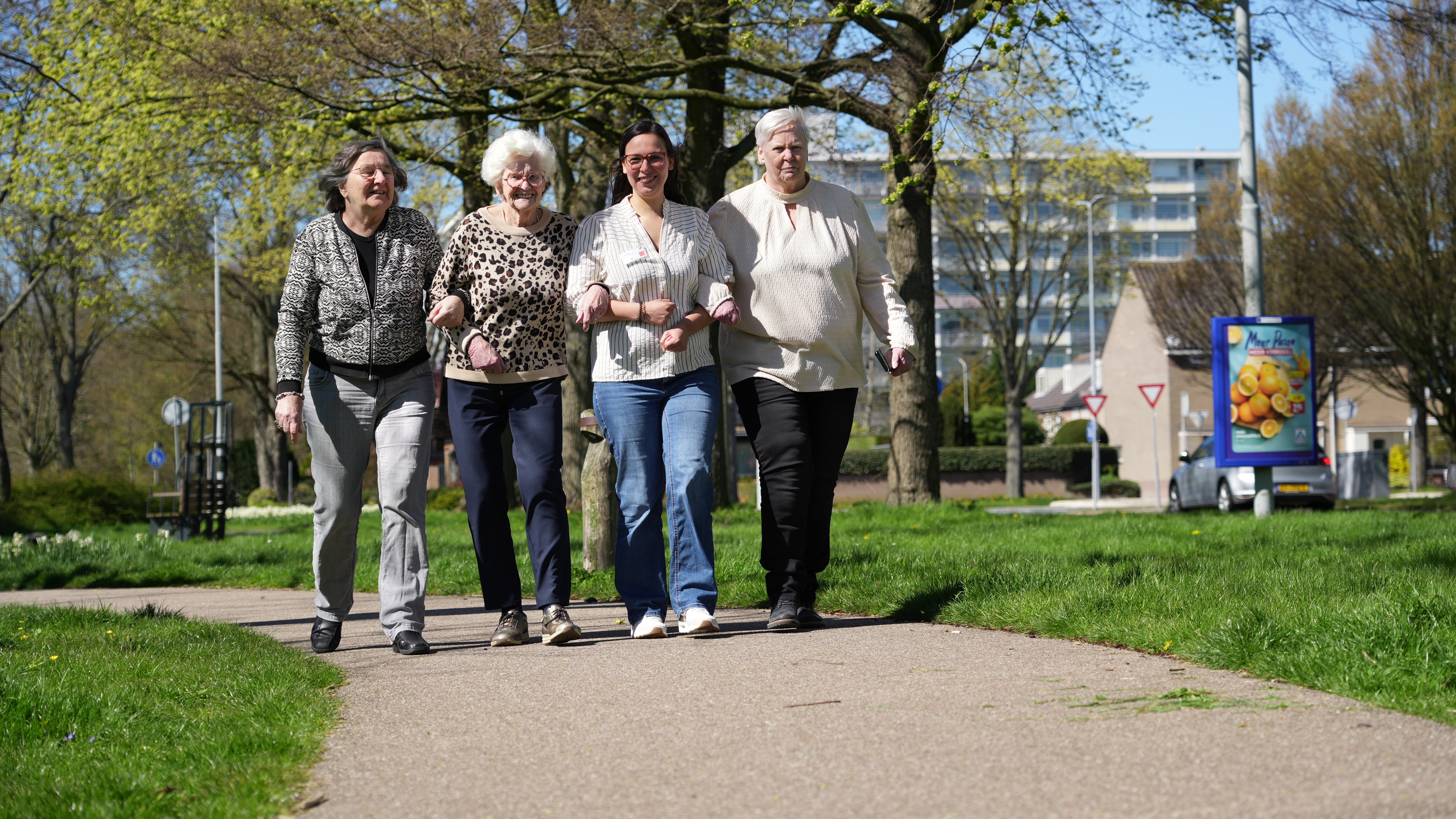 Groep ouderen maken een wandeling